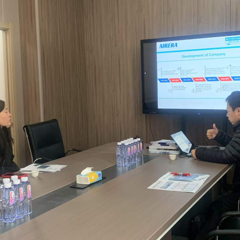 AIRERA a eu le plaisir d'accueillir des représentants d'une importante entreprise cliente italienne pour une visite approfondie de son siège social. La visite a mis en lumière les solutions innovantes d'AIRERA et son engagement à fournir des compresseurs d'air de haute qualité et à haut rendement énergétique. Cette collaboration marque une étape importante dans le renforcement des relations commerciales internationales et l'expansion de la présence d'AIRERA sur le marché européen.