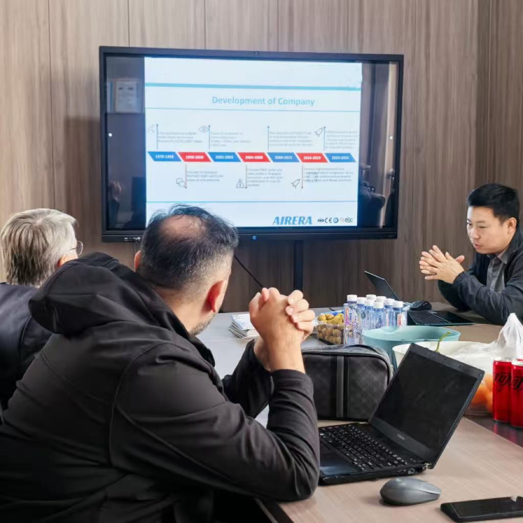 Сегодня AIRERA приняла двух клиентов из Германии на нашем заводе в Шанхае. Они осмотрели индивидуальные компрессоры мощностью 50–150 л.с. с воздушными блоками Rotorcomp, разработанные для европейского рынка. Гости высоко оценили строгий контроль качества и современные производственные технологии компании. Этот визит укрепил деловое сотрудничество и доверие между AIRERA и европейскими партнёрами.