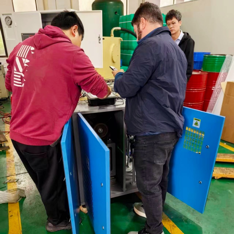 Перед отправкой европейский клиент посетил производственную площадку AIRERA для проверки производительности безмасляного спирального компрессора мощностью 15 л.с. Тестирование включало оценку эффективности, чистоты воздуха и стабильности работы оборудования. Клиент отметил высокий уровень качества, низкий уровень шума и надежность конструкции. Инженеры AIRERA подробно представили процесс испытаний и систему контроля качества. По итогам визита стороны подтвердили намерение продолжать долгосрочное и взаимовыгодное сотрудничество.